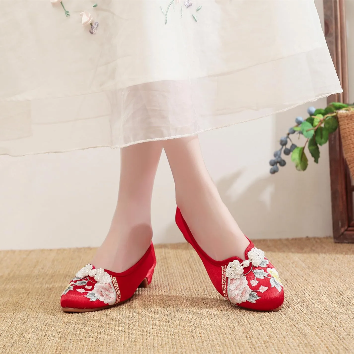 Women's Retro Classic Ballet Flats Shoes Pointed Toe Low Heel Mary Jane Shoes Handmade Floral Embroidered Shoes for Women Cheongsam Shoes