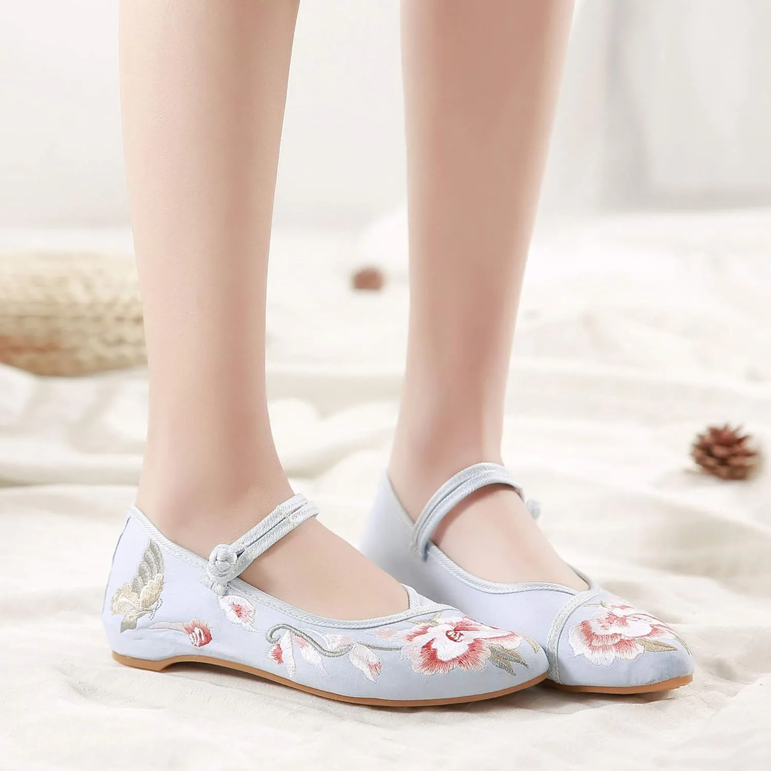ZTWUTANG Women's Floral Embroidered Flat Shoes Pointed Toe Low Heel Mary Jane Shoes